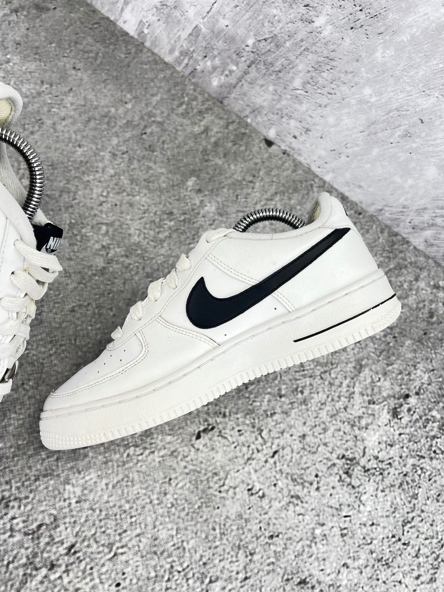 Nike Air Force 1 Low White Black - buty sportowe, wewnętrzny panel prawego buta