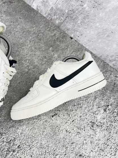 Nike Air Force 1 Low White Black - buty sportowe, wewnętrzny panel prawego buta
