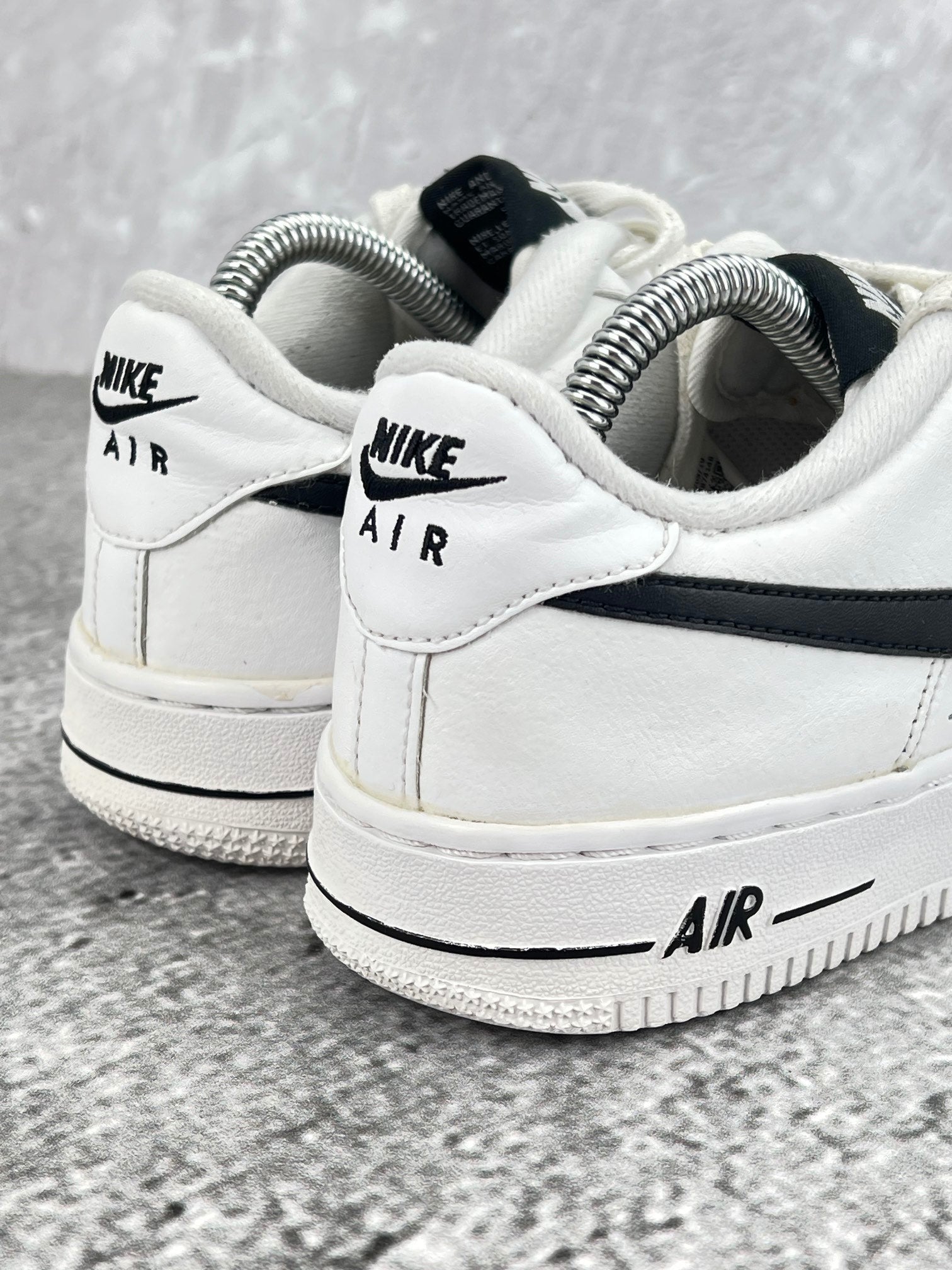 Nike Air Force 1 Low White Black - buty sportowe, widok z tyłu