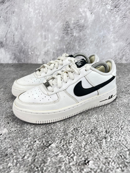 Nike Air Force 1 Low White Black - buty sportowe, widok z boku na tle studyjnym