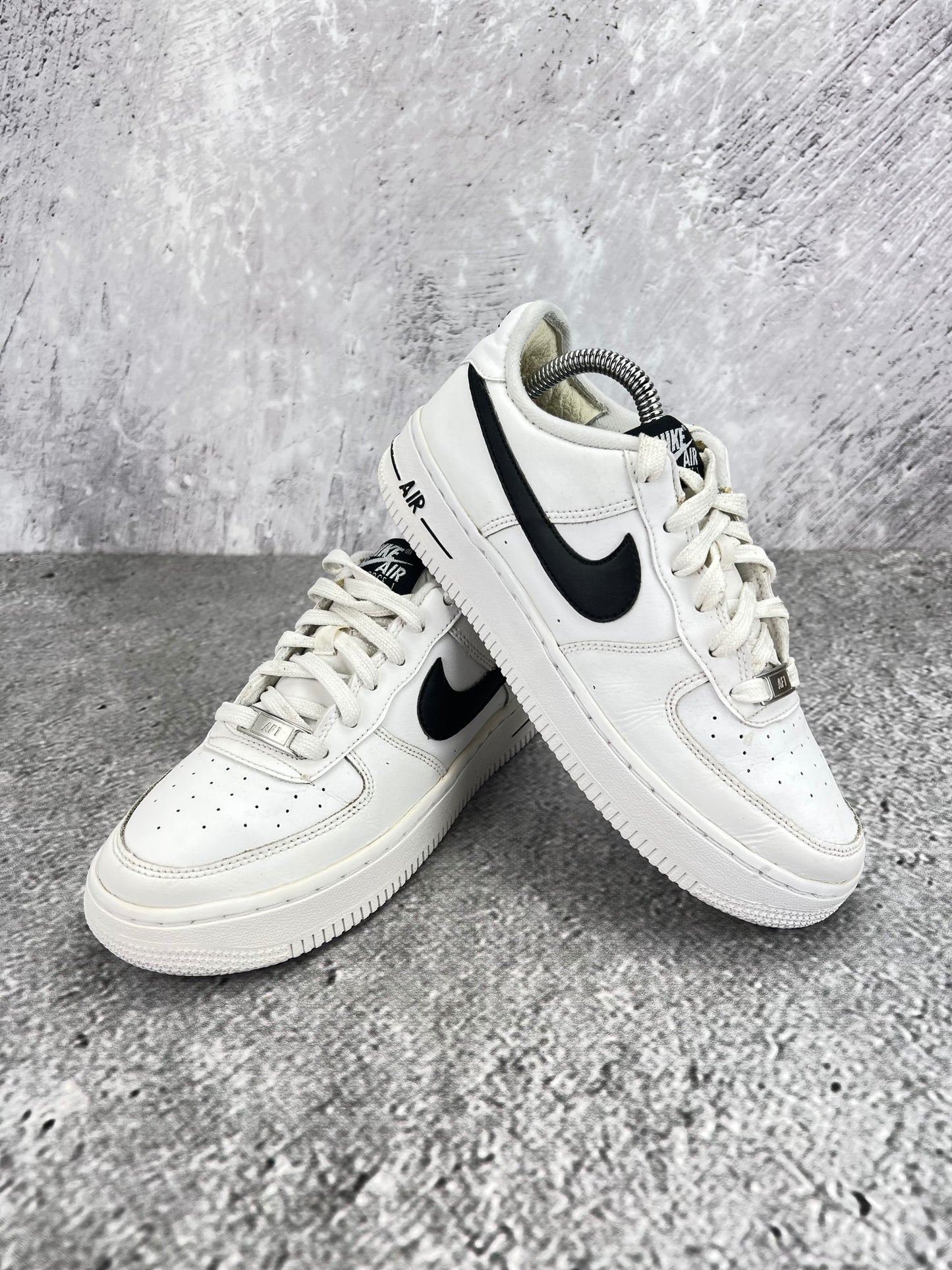 Nike Air Force 1 Low White Black - buty sportowe, para butów, widok z boku na tle studyjnym