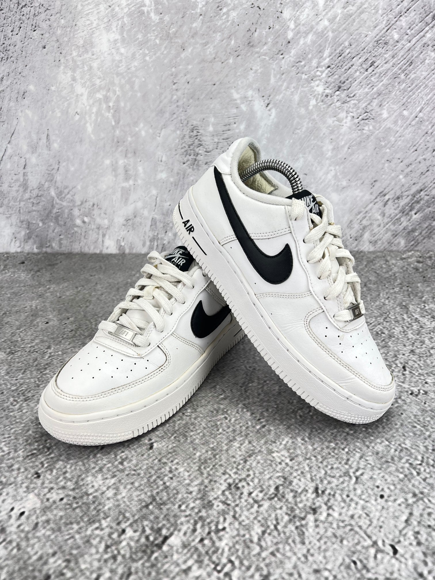 Nike Air Force 1 Low White Black - buty sportowe, para butów, widok z boku na tle studyjnym