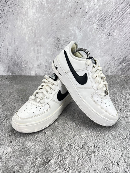 Nike Air Force 1 Low White Black - buty sportowe, para butów, widok z boku na tle studyjnym