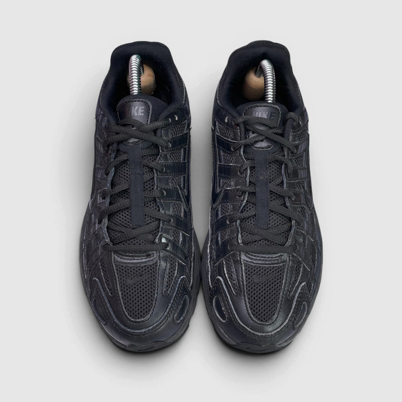 Nike P-6000 — buty sportowe damskie w bardzo dobrym stanie rozmiar 38.5, widok z góry