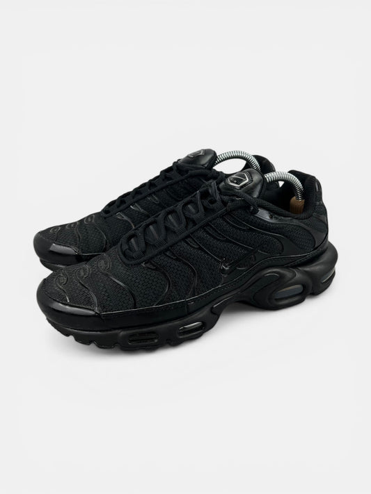 Nike Air Max Plus Triple Black - buty sportowe, widok z boku