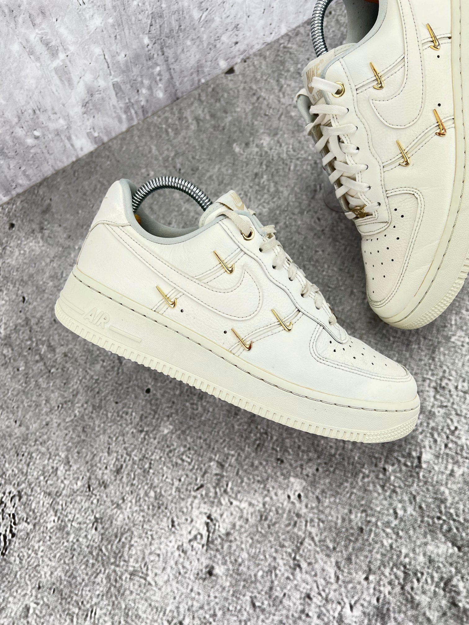 Nike Air Force 1 Low FV3654-111 - buty sportowe, zewnętrzny panel prawego buta