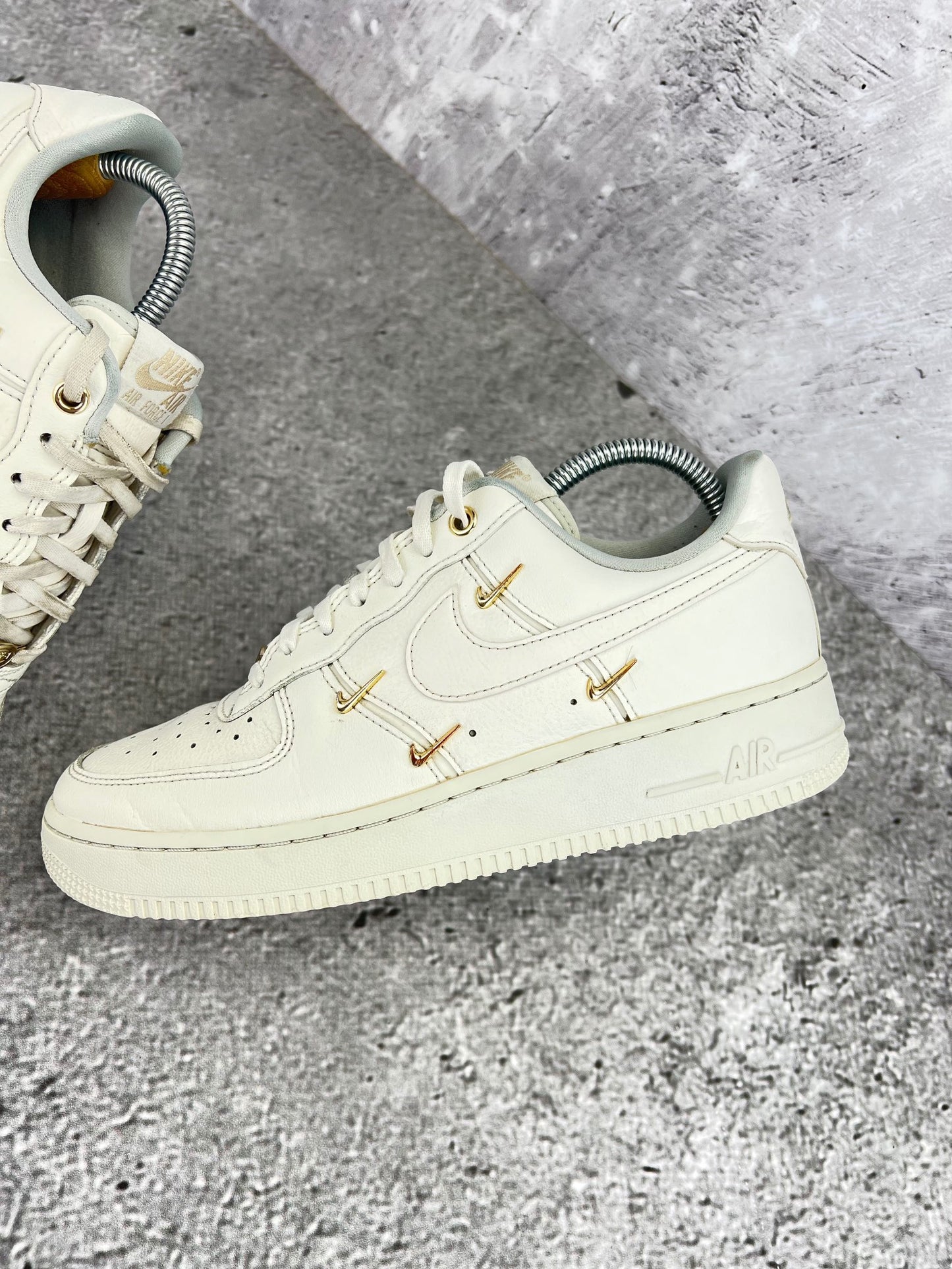 Nike Air Force 1 Low FV3654-111 - buty sportowe, zewnętrzny panel lewego buta