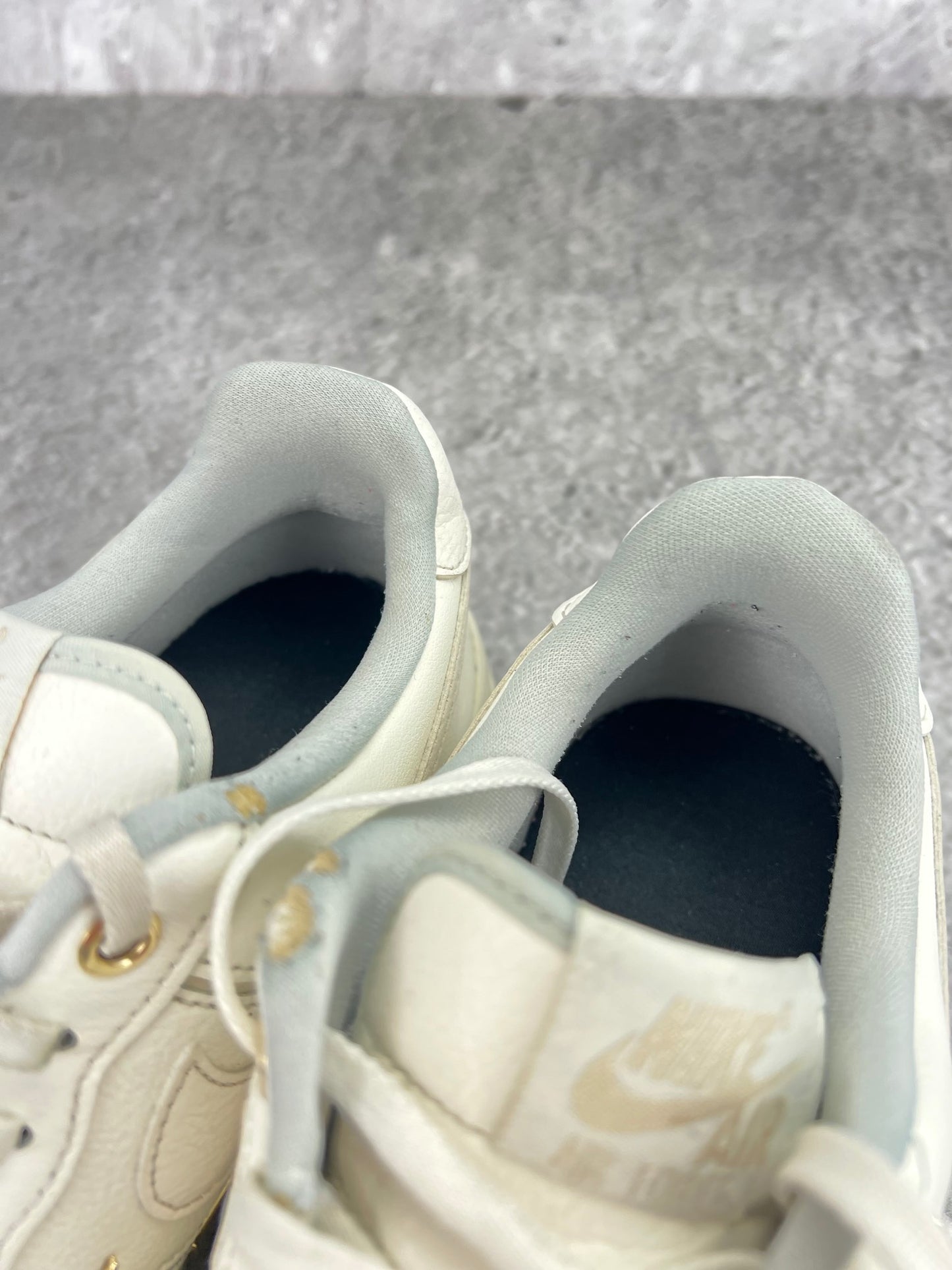 Nike Air Force 1 Low FV3654-111 - buty sportowe, zapiętki butów