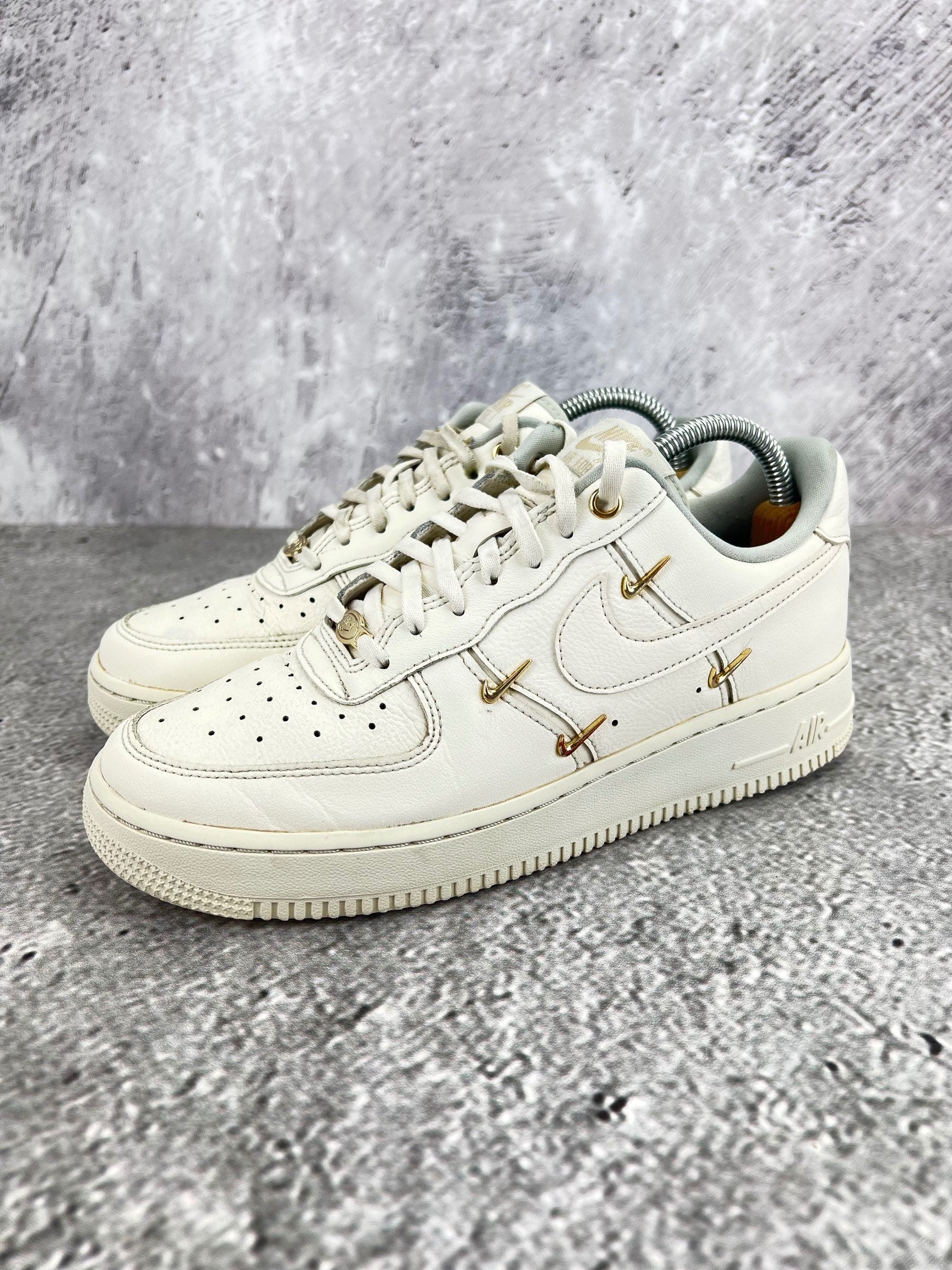 Nike Air Force 1 Low FV3654-111 - buty sportowe, widok z boku na tle studyjnym