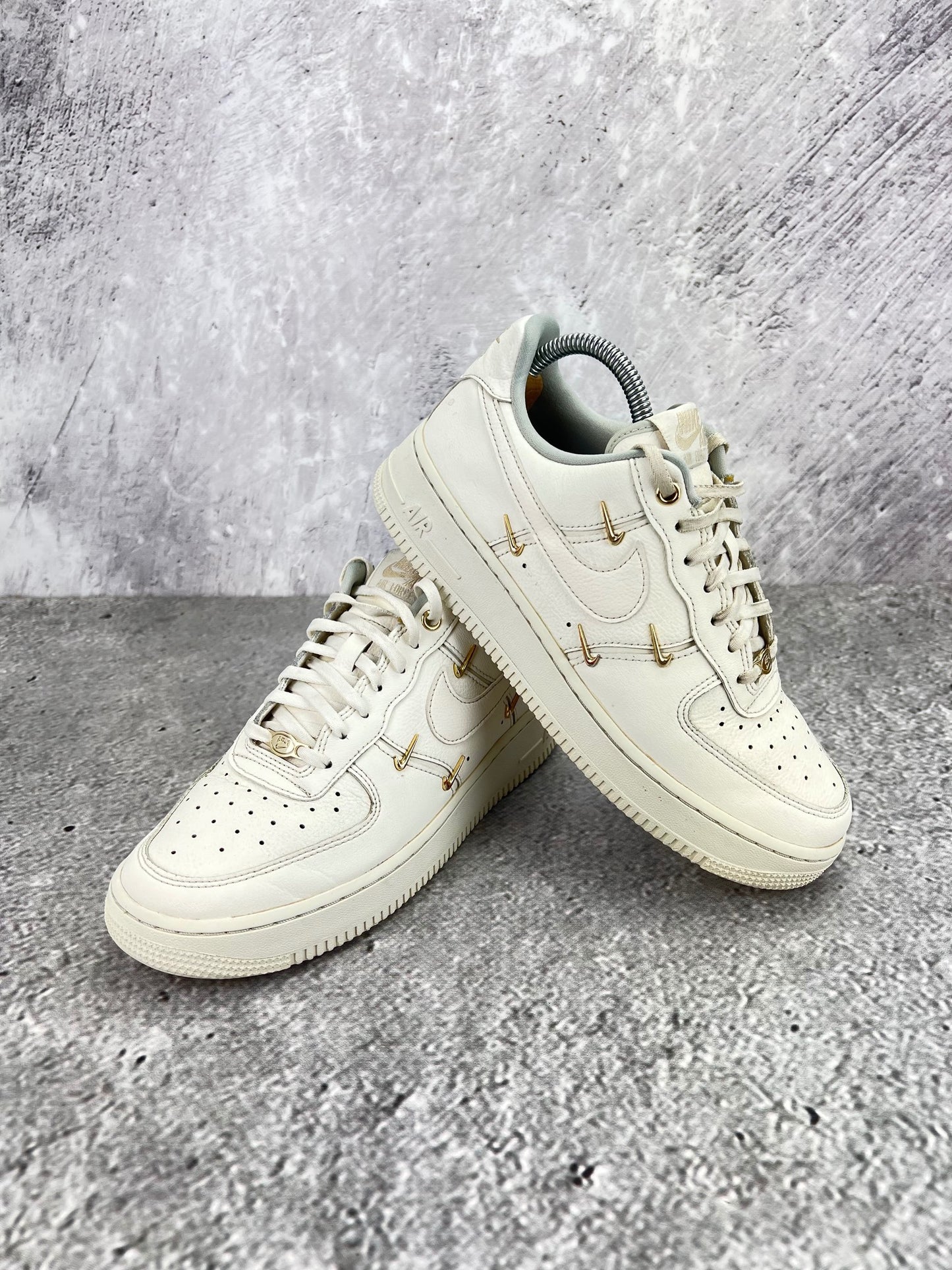 Nike Air Force 1 Low FV3654-111 - buty sportowe, para butów, widok z boku na tle studyjnym