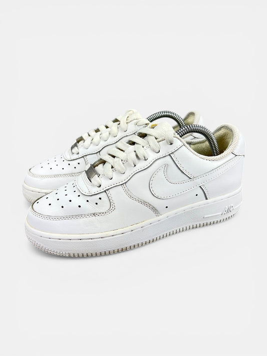 Nike Air Force 1 Low Triple White - buty sportowe, widok z boku