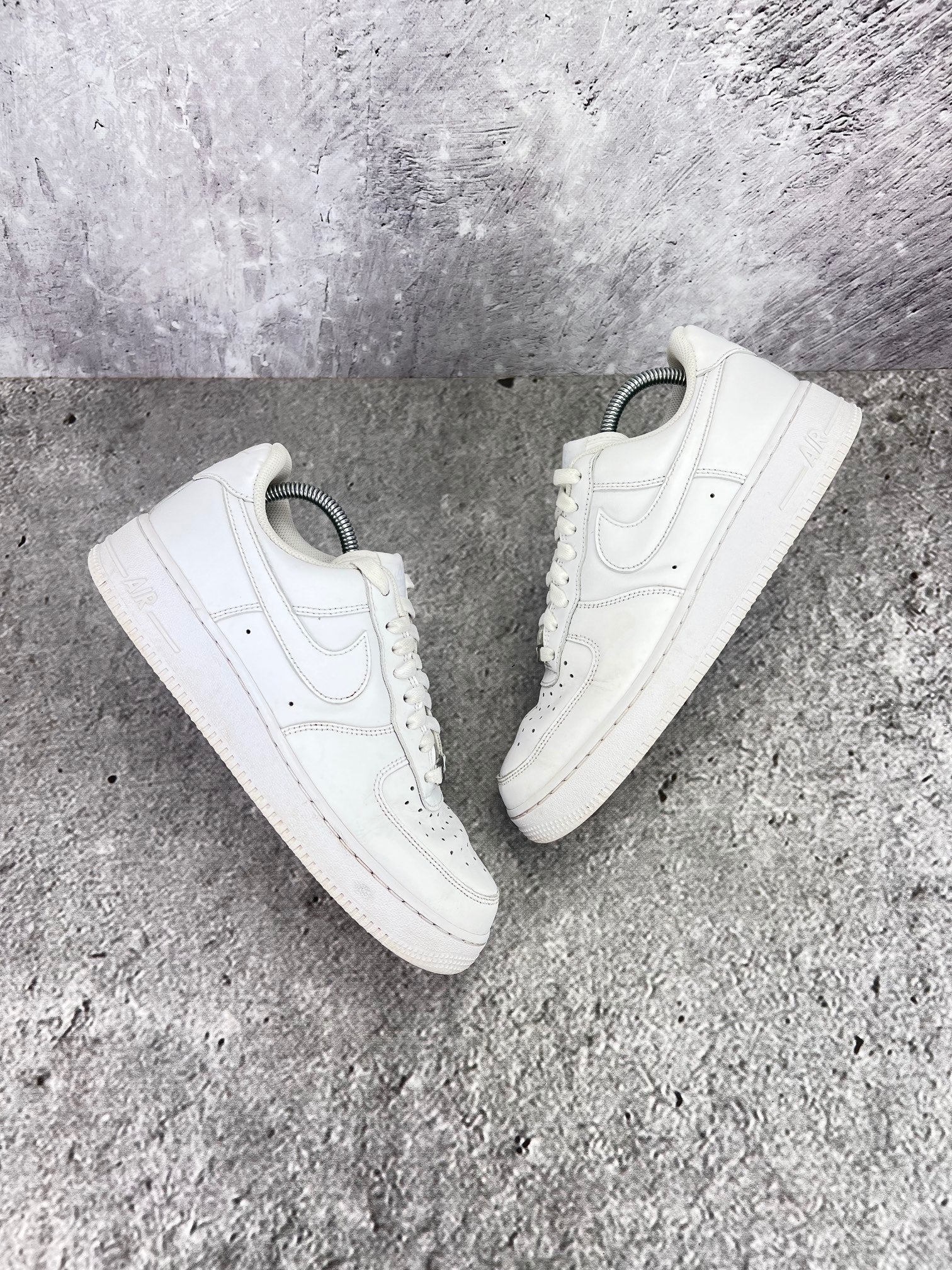 Nike Air Force 1 Low Triple White - buty sportowe, widok z góry na zewnętrzną stronę butów