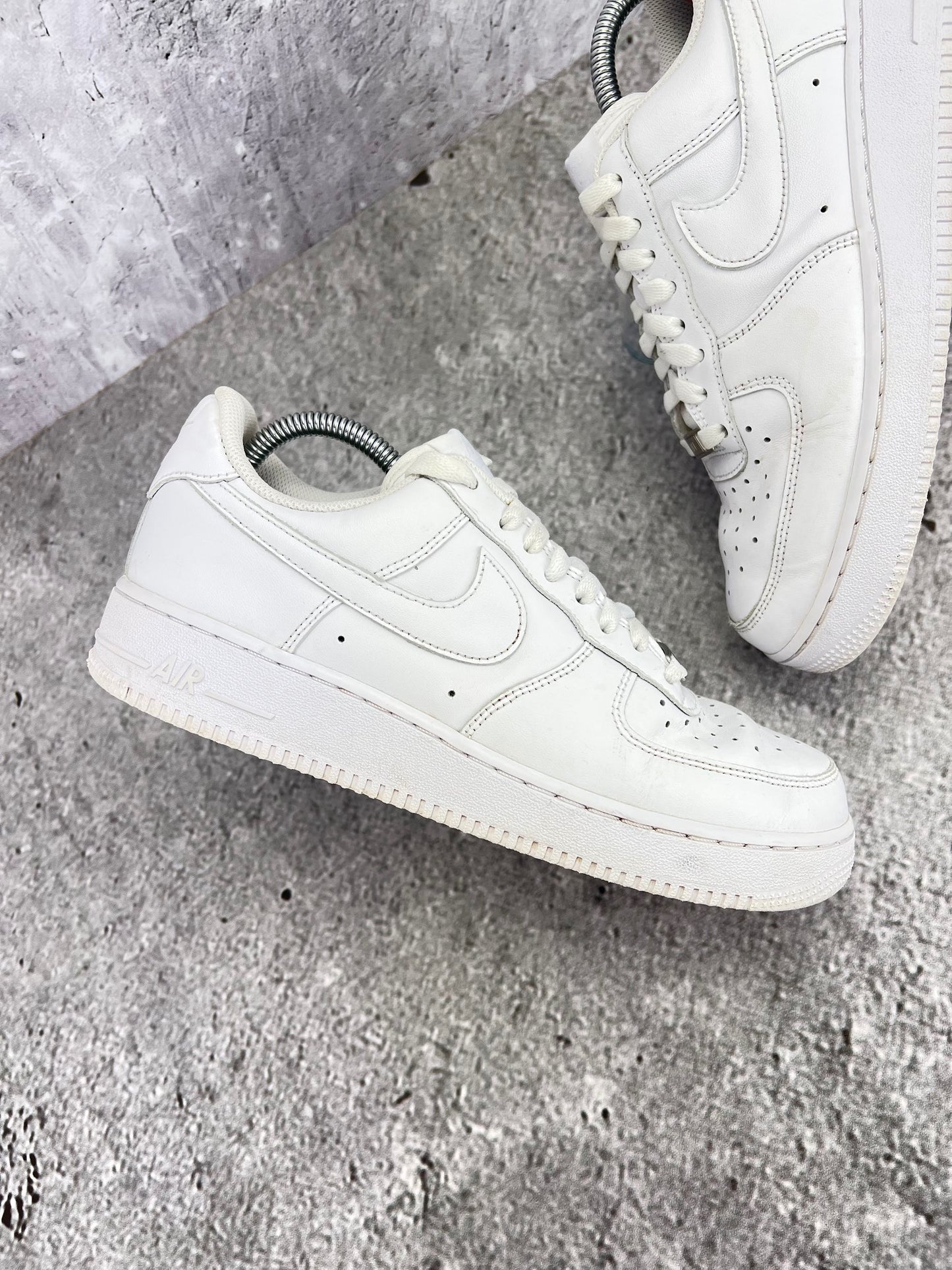 Nike Air Force 1 Low Triple White - buty sportowe, zewnętrzny panel prawego buta