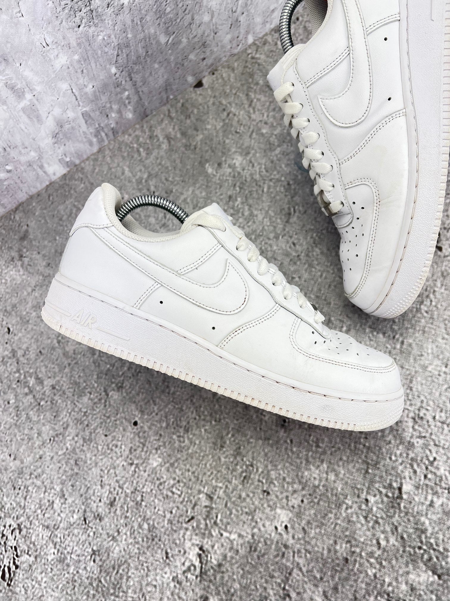 Nike Air Force 1 Low Triple White - buty sportowe, zewnętrzny panel prawego buta