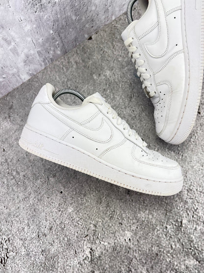 Nike Air Force 1 Low Triple White - buty sportowe, zewnętrzny panel prawego buta
