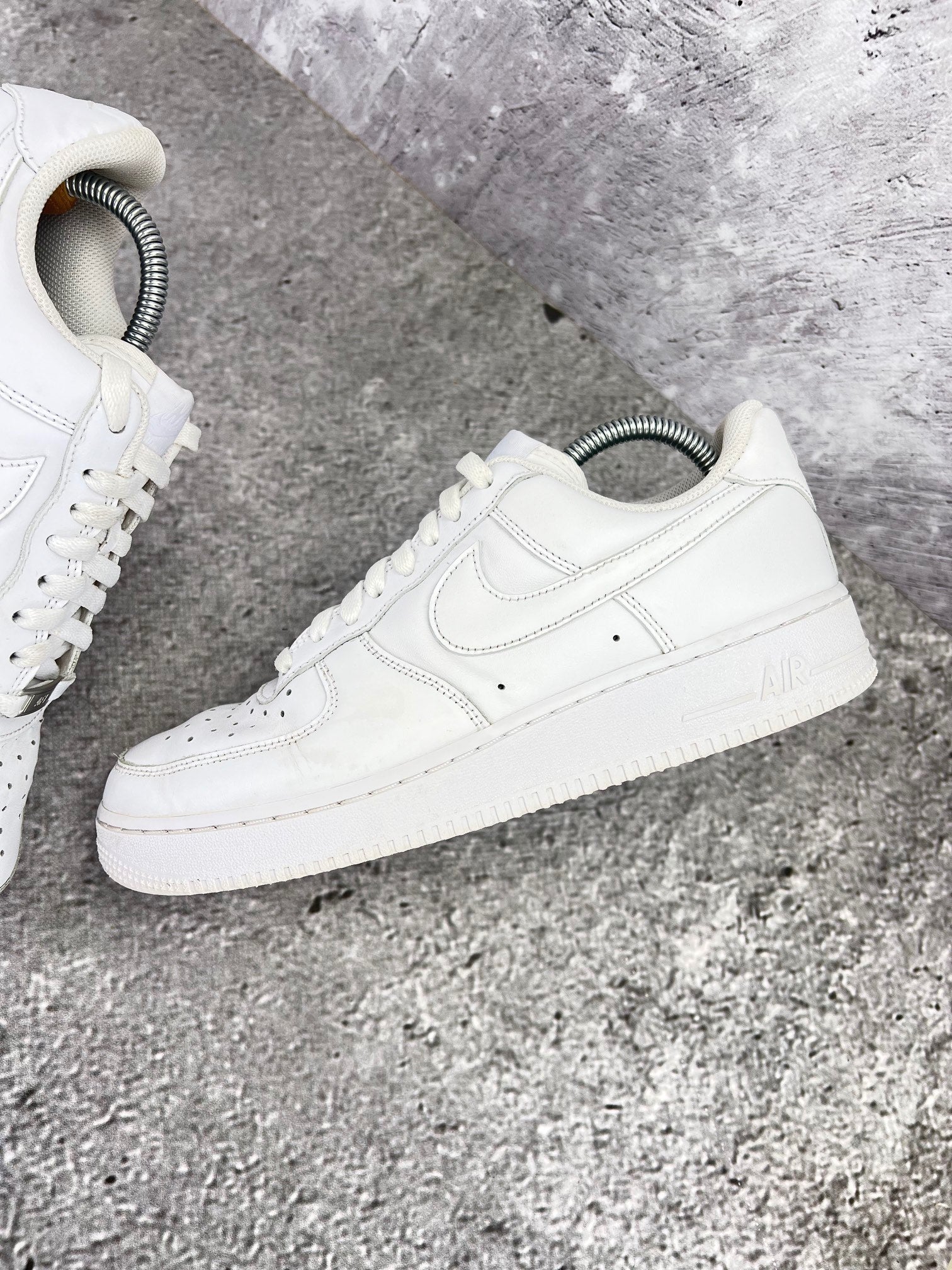 Nike Air Force 1 Low Triple White - buty sportowe, zewnętrzny panel lewego buta