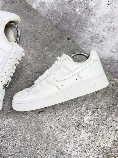 Nike Air Force 1 Low Triple White - buty sportowe, zewnętrzny panel lewego buta