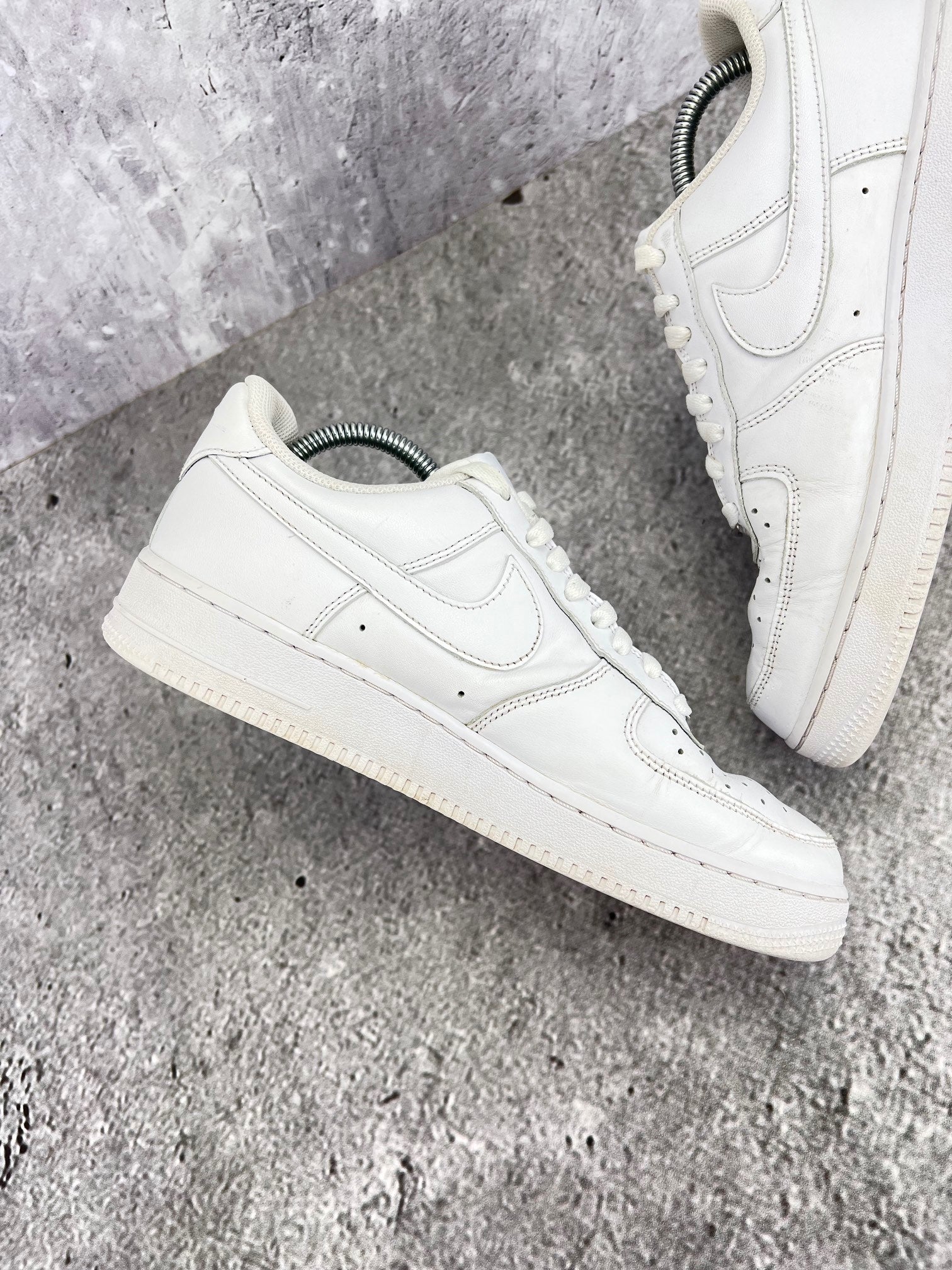 Nike Air Force 1 Low Triple White - buty sportowe, wewnętrzny panel lewego buta