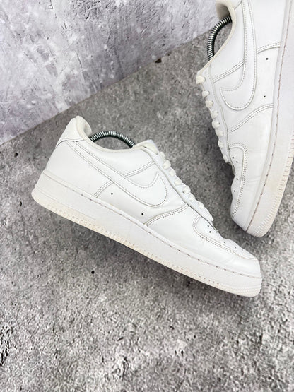Nike Air Force 1 Low Triple White - buty sportowe, wewnętrzny panel lewego buta