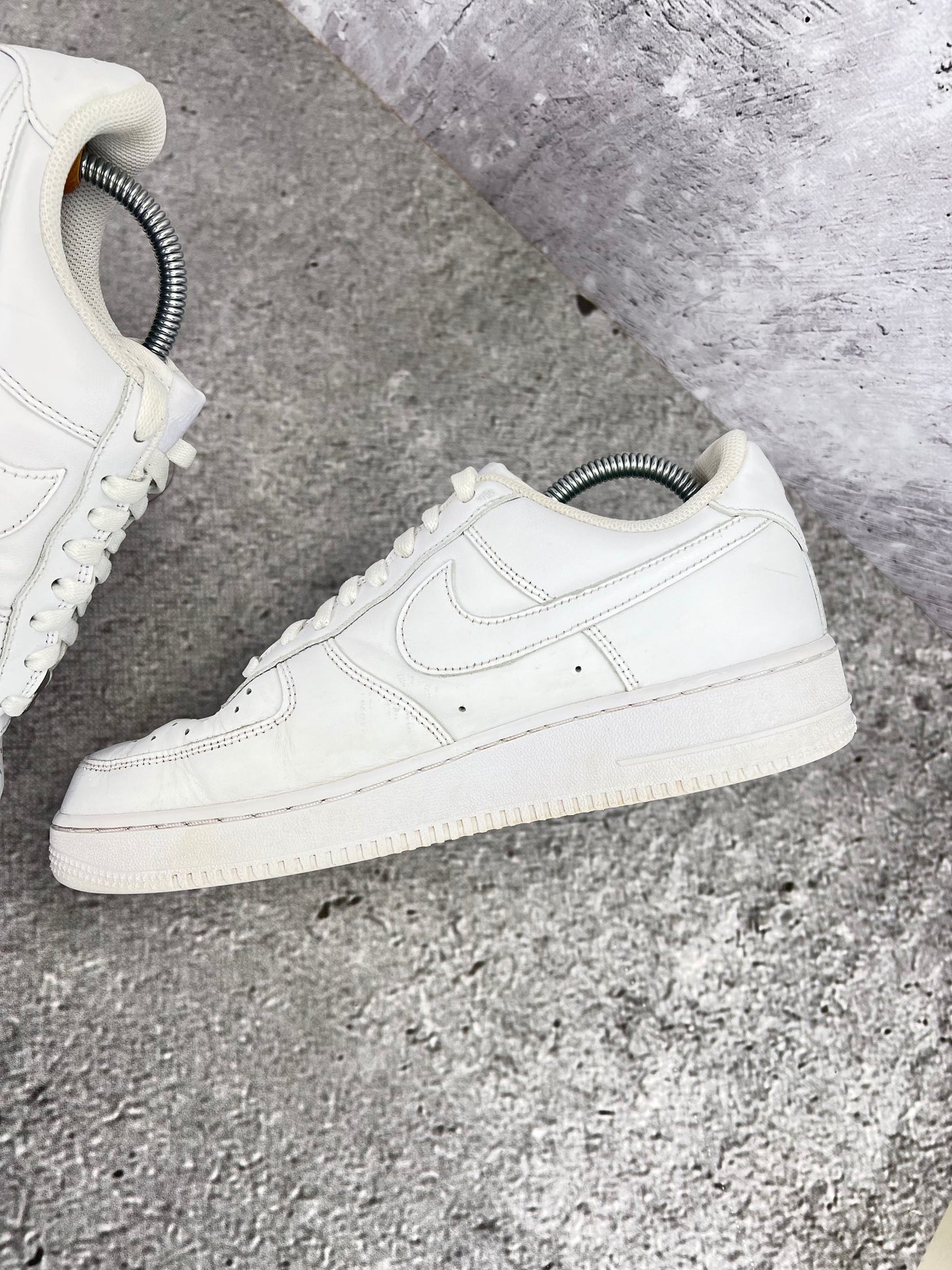 Nike Air Force 1 Low Triple White - buty sportowe, wewnętrzny panel prawego buta