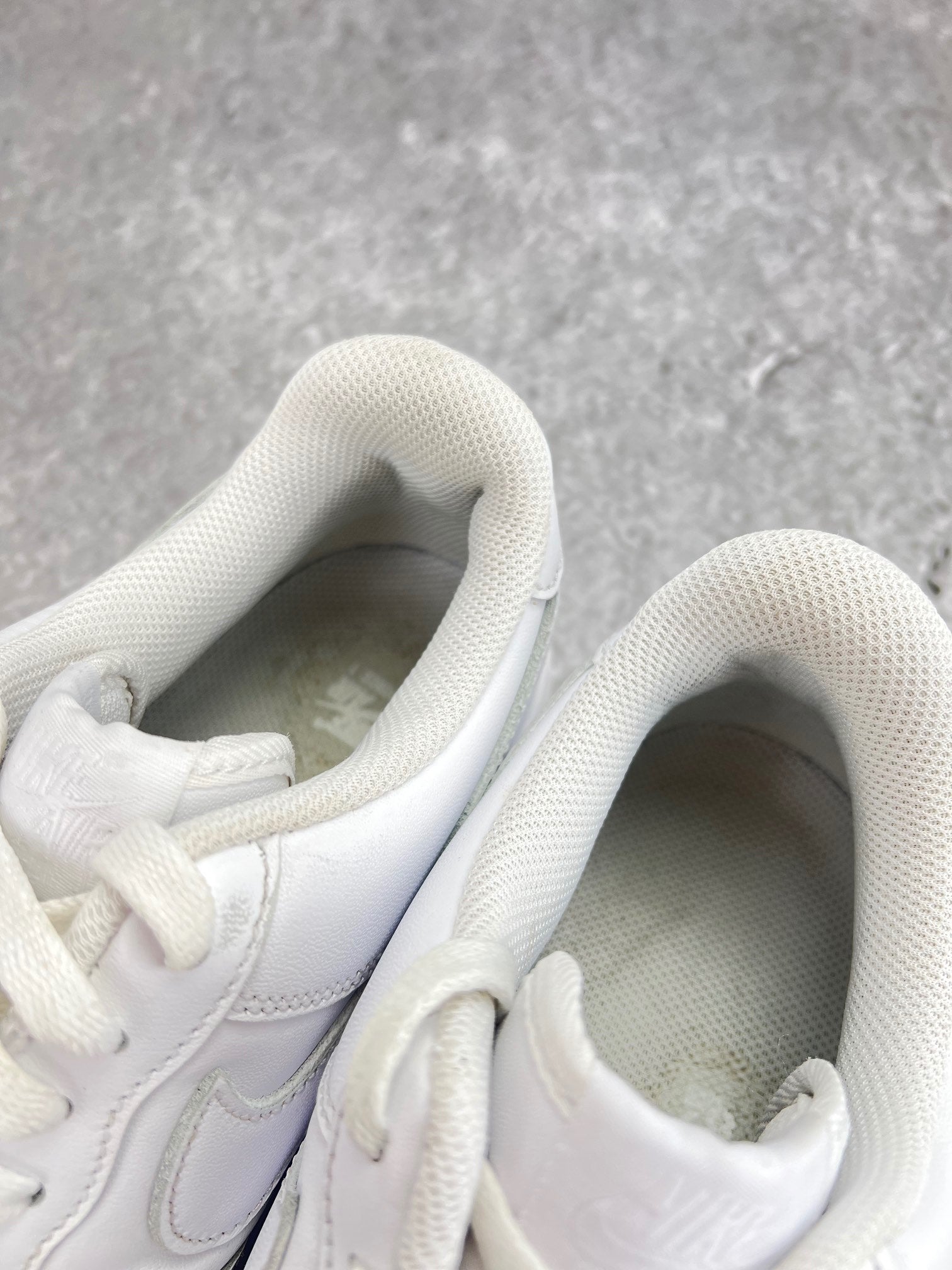 Nike Air Force 1 Low Triple White - buty sportowe, zapiętki butów