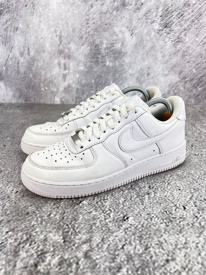 Nike Air Force 1 Low Triple White - buty sportowe, widok z boku na tle studyjnym