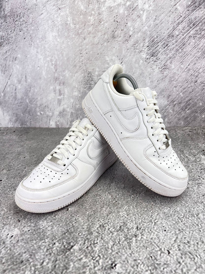 Nike Air Force 1 Low Triple White - buty sportowe, para butów, widok z boku na tle studyjnym