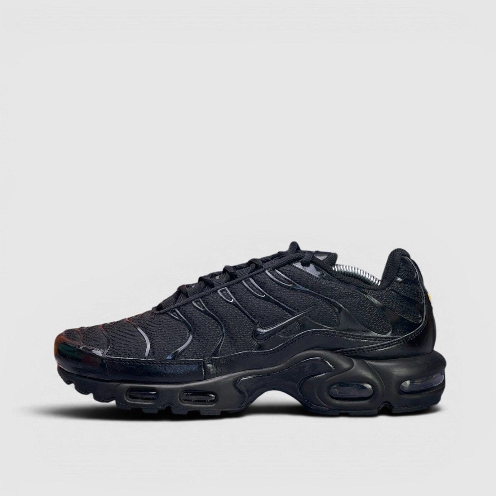 Nike Air Max Plus Triple Black — buty sportowe męskie w bardzo dobrym stanie rozmiar 45, boczny profil, lewa strona