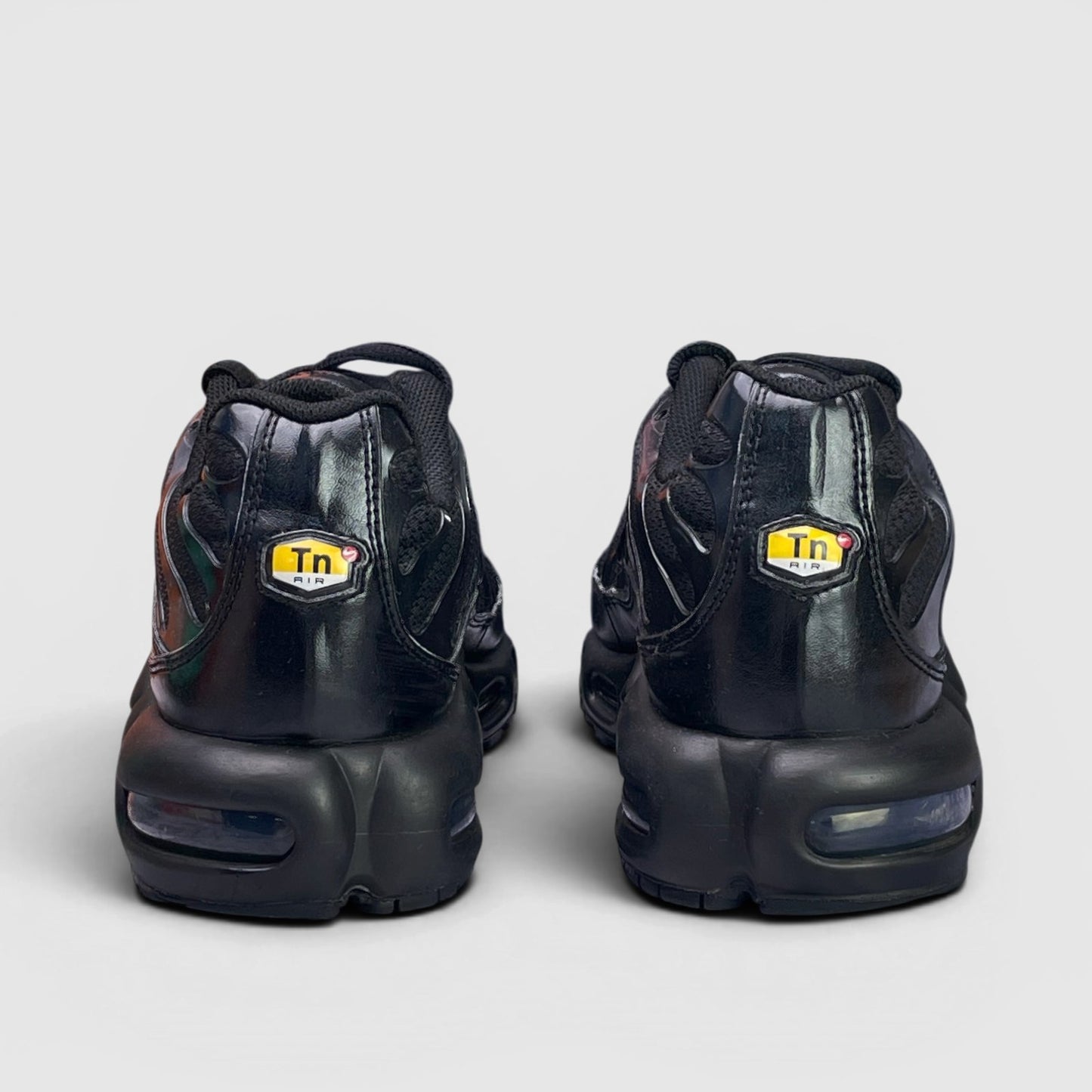 Nike Air Max Plus Triple Black — buty sportowe męskie w bardzo dobrym stanie rozmiar 45, widok z tyłu