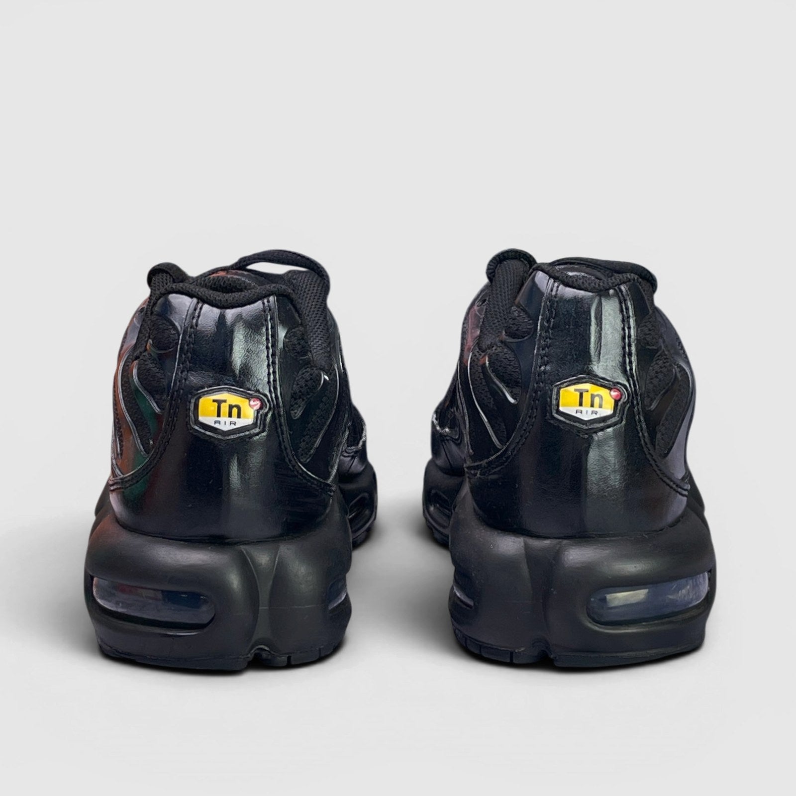 Nike Air Max Plus Triple Black — buty sportowe męskie w bardzo dobrym stanie rozmiar 45, widok z tyłu