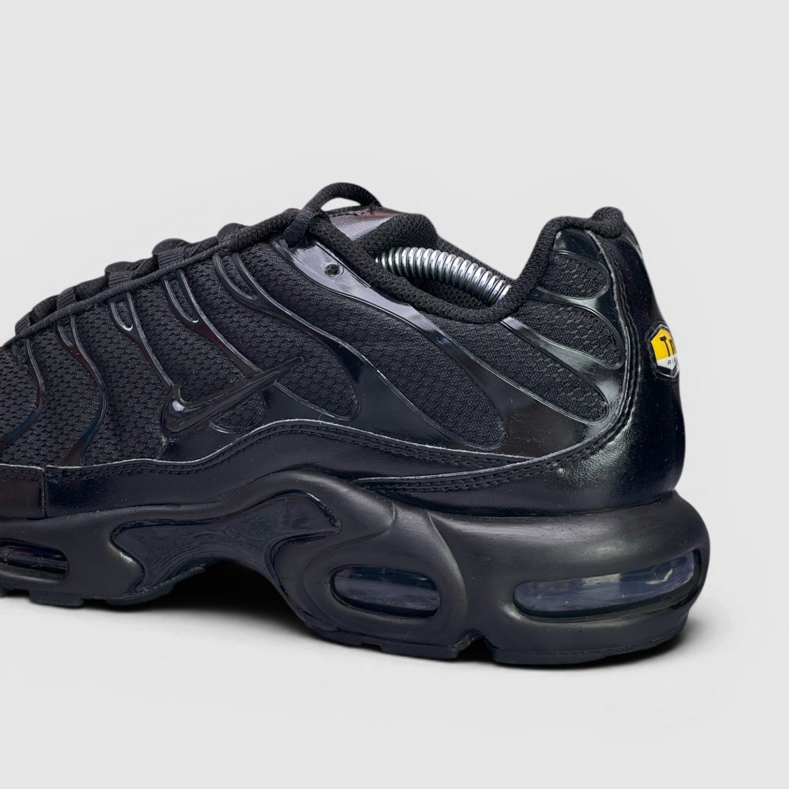 Nike Air Max Plus Triple Black — buty sportowe męskie w bardzo dobrym stanie rozmiar 45, detal