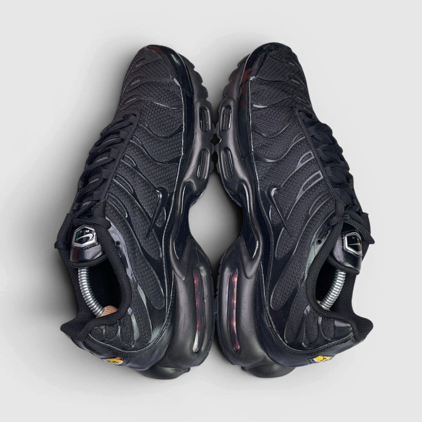 Nike Air Max Plus Triple Black — buty sportowe męskie w bardzo dobrym stanie rozmiar 45, widok z góry