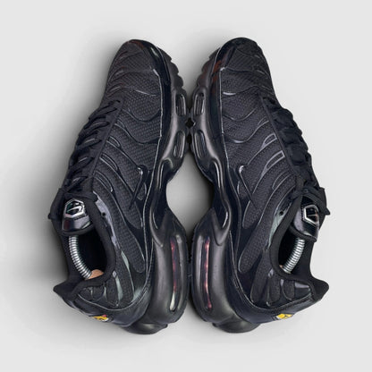 Nike Air Max Plus Triple Black — buty sportowe męskie w bardzo dobrym stanie rozmiar 45, widok z góry