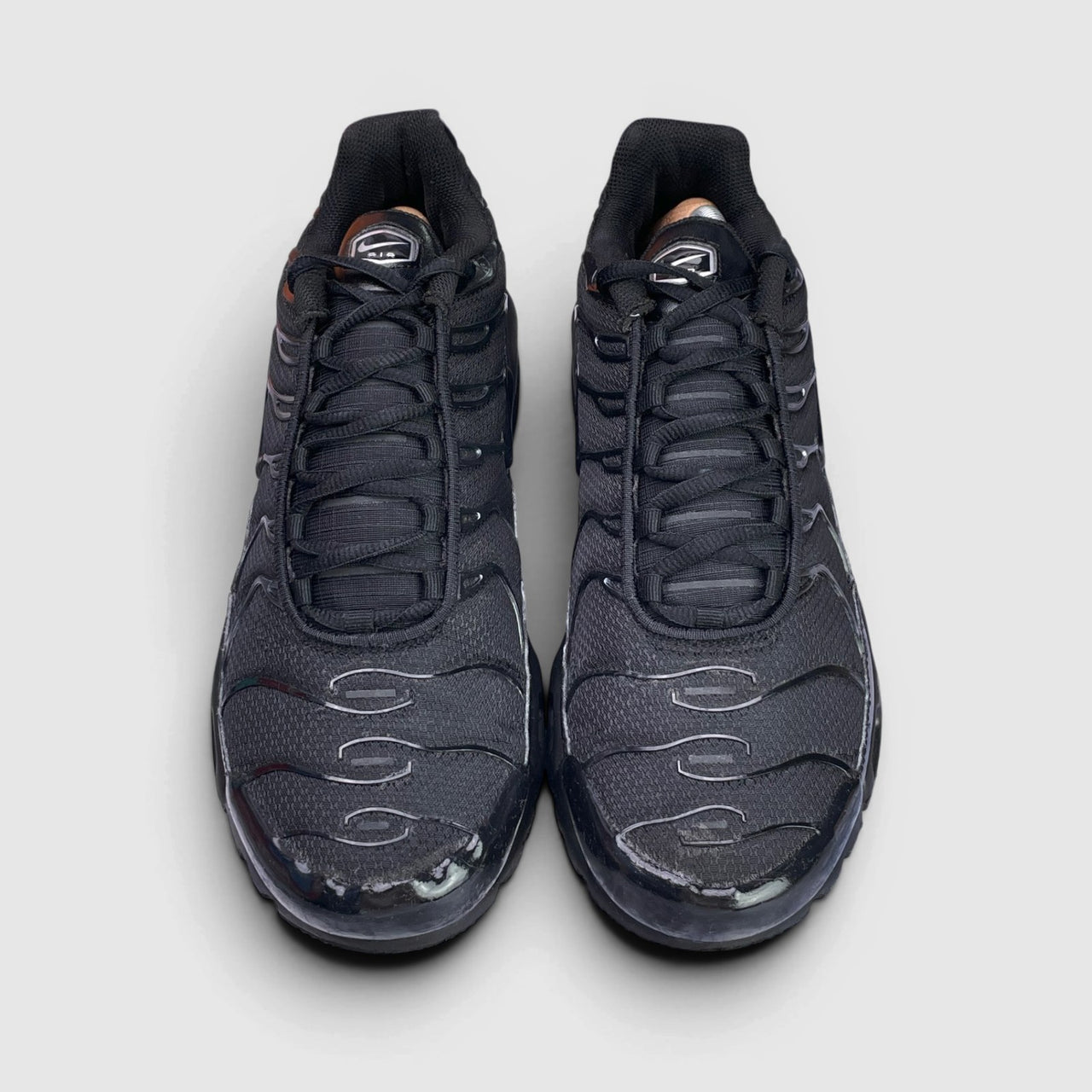 Nike Air Max Plus Triple Black — buty sportowe męskie w bardzo dobrym stanie rozmiar 45, widok z przodu