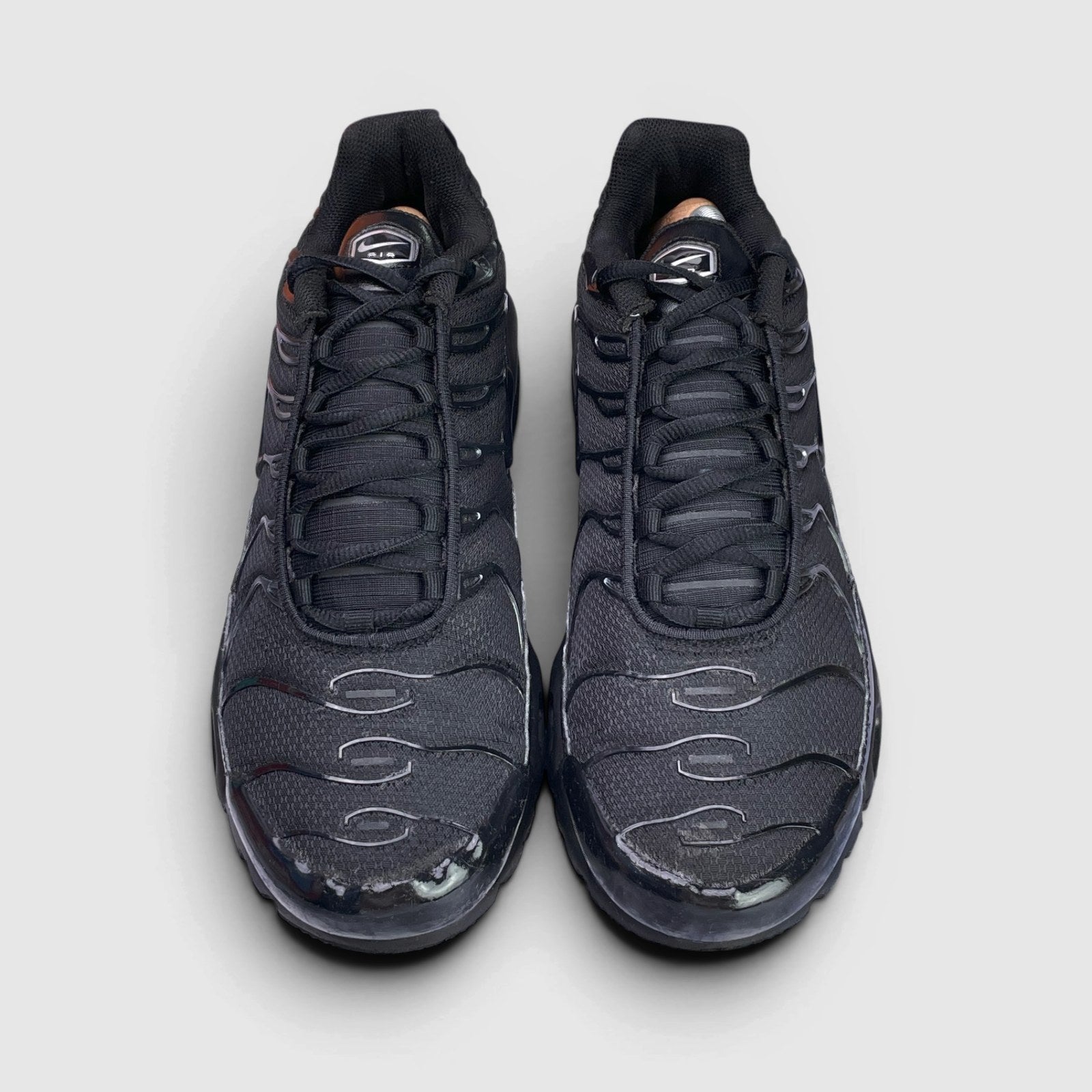 Nike Air Max Plus Triple Black — buty sportowe męskie w bardzo dobrym stanie rozmiar 45, widok z przodu