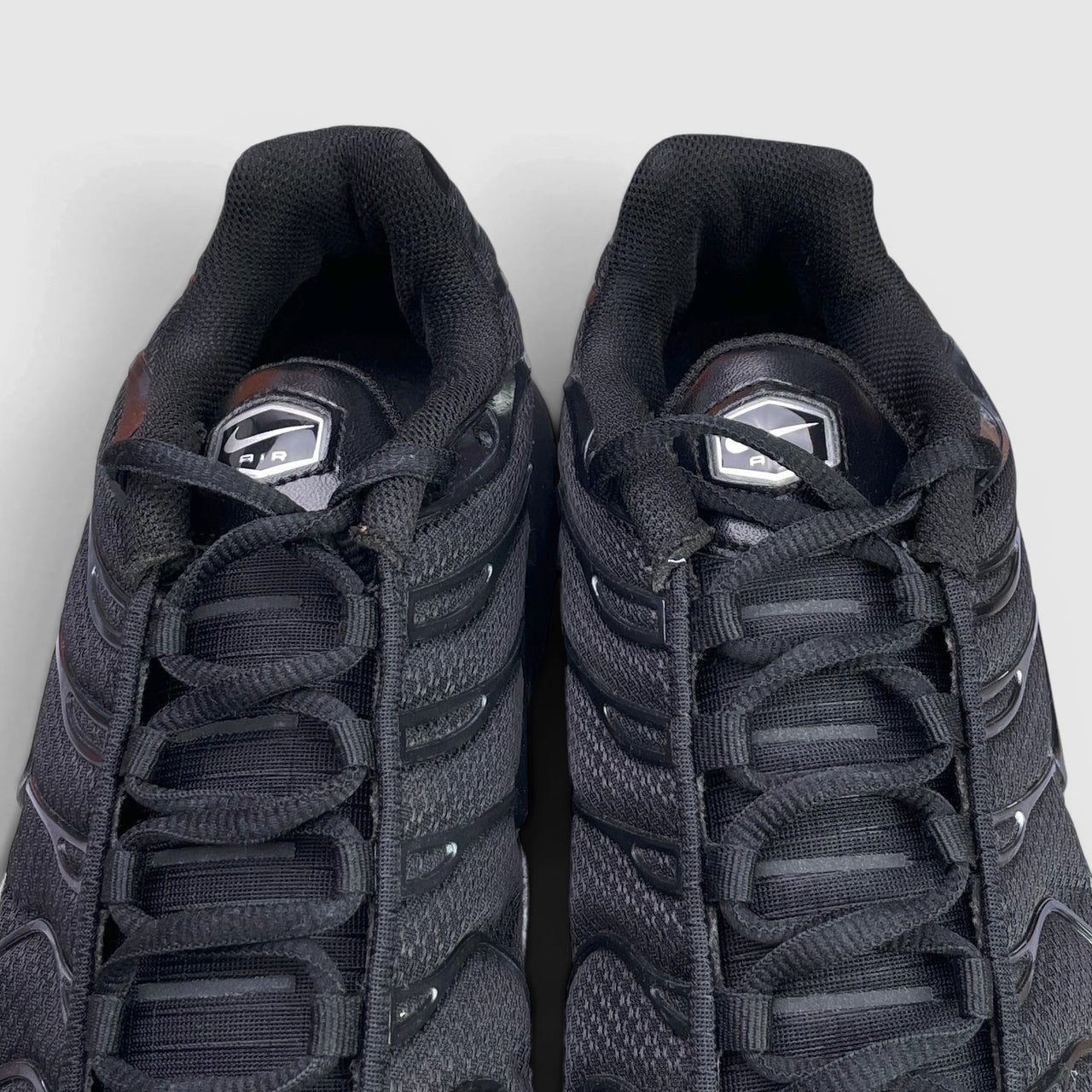 Nike Air Max Plus Triple Black — buty sportowe męskie w bardzo dobrym stanie rozmiar 45, język buta