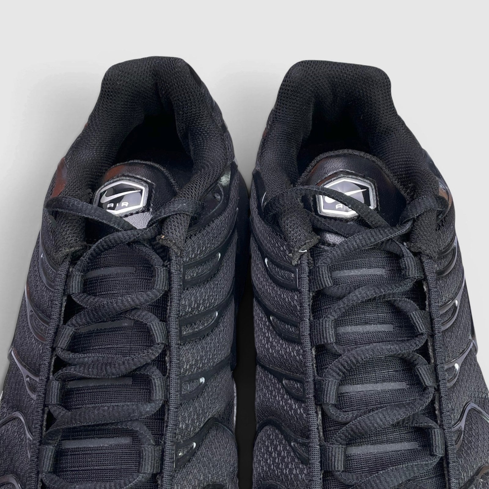 Nike Air Max Plus Triple Black — buty sportowe męskie w bardzo dobrym stanie rozmiar 45, język buta