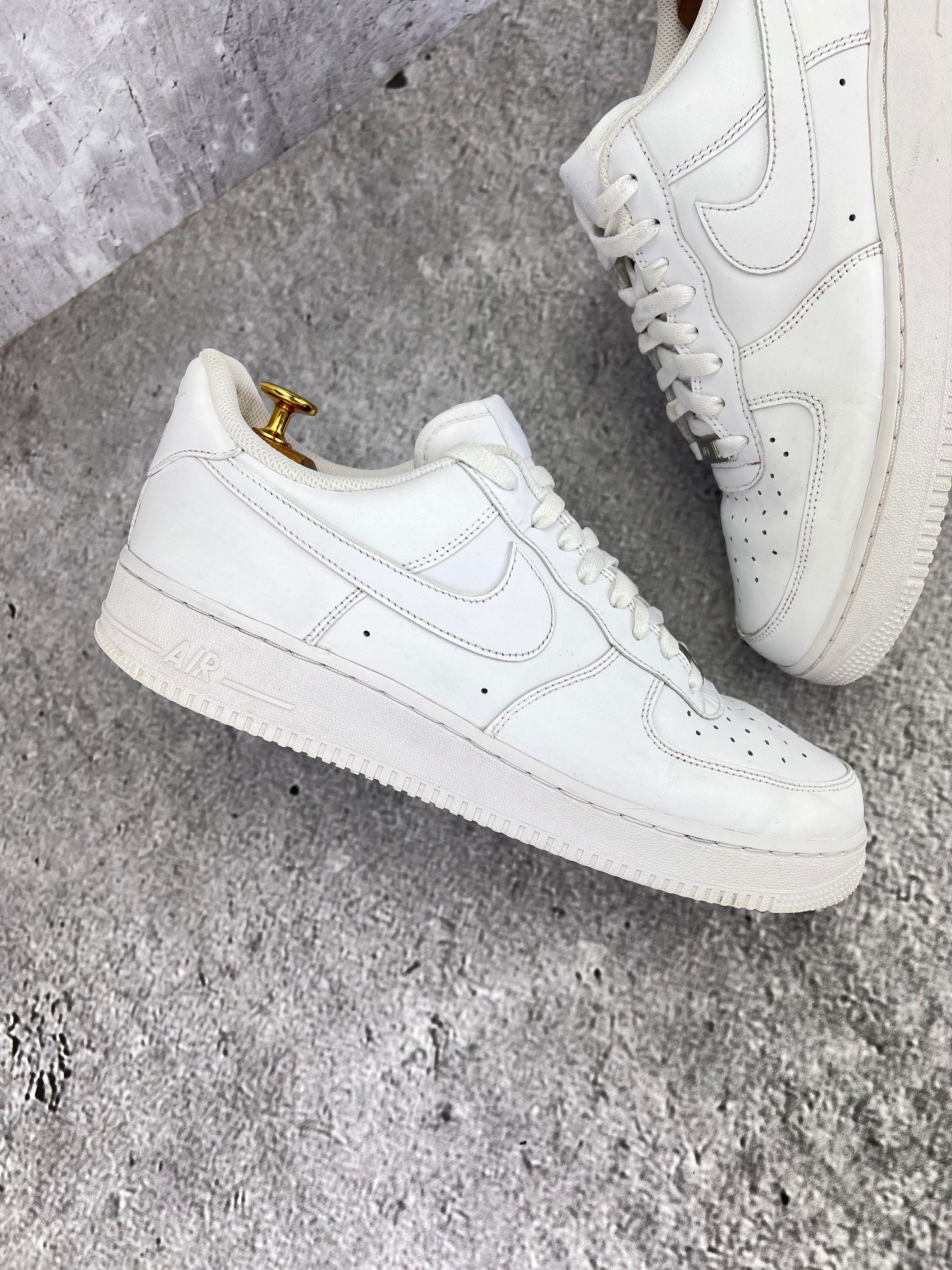 Nike Air Force 1 Low Triple White - buty sportowe, zewnętrzny panel prawego buta