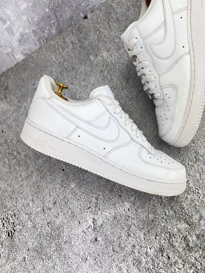 Nike Air Force 1 Low Triple White - buty sportowe, zewnętrzny panel prawego buta