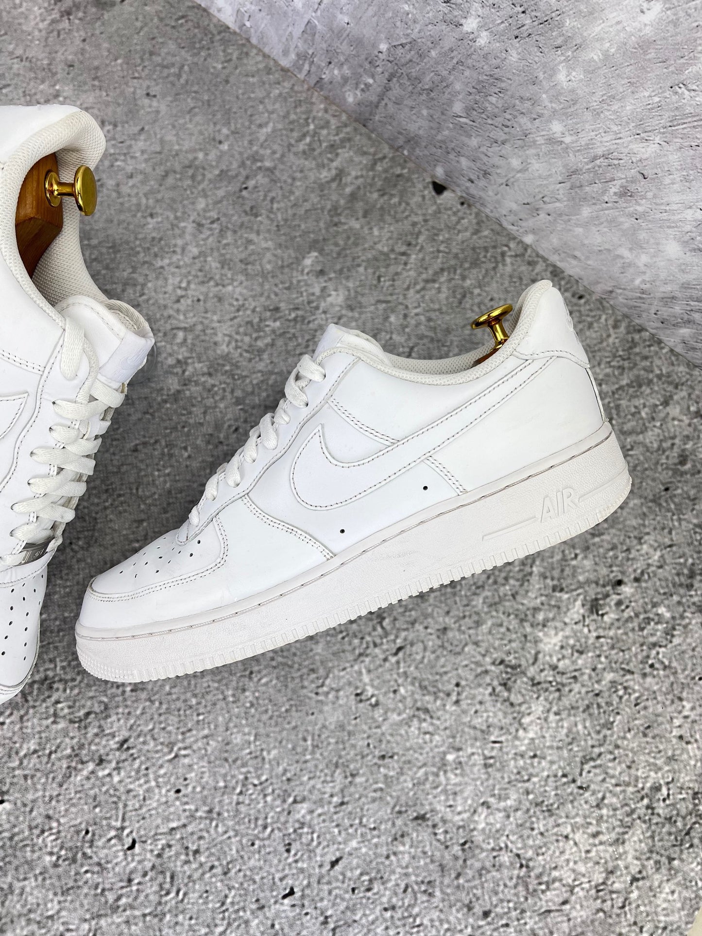 Nike Air Force 1 Low Triple White - buty sportowe, zewnętrzny panel lewego buta