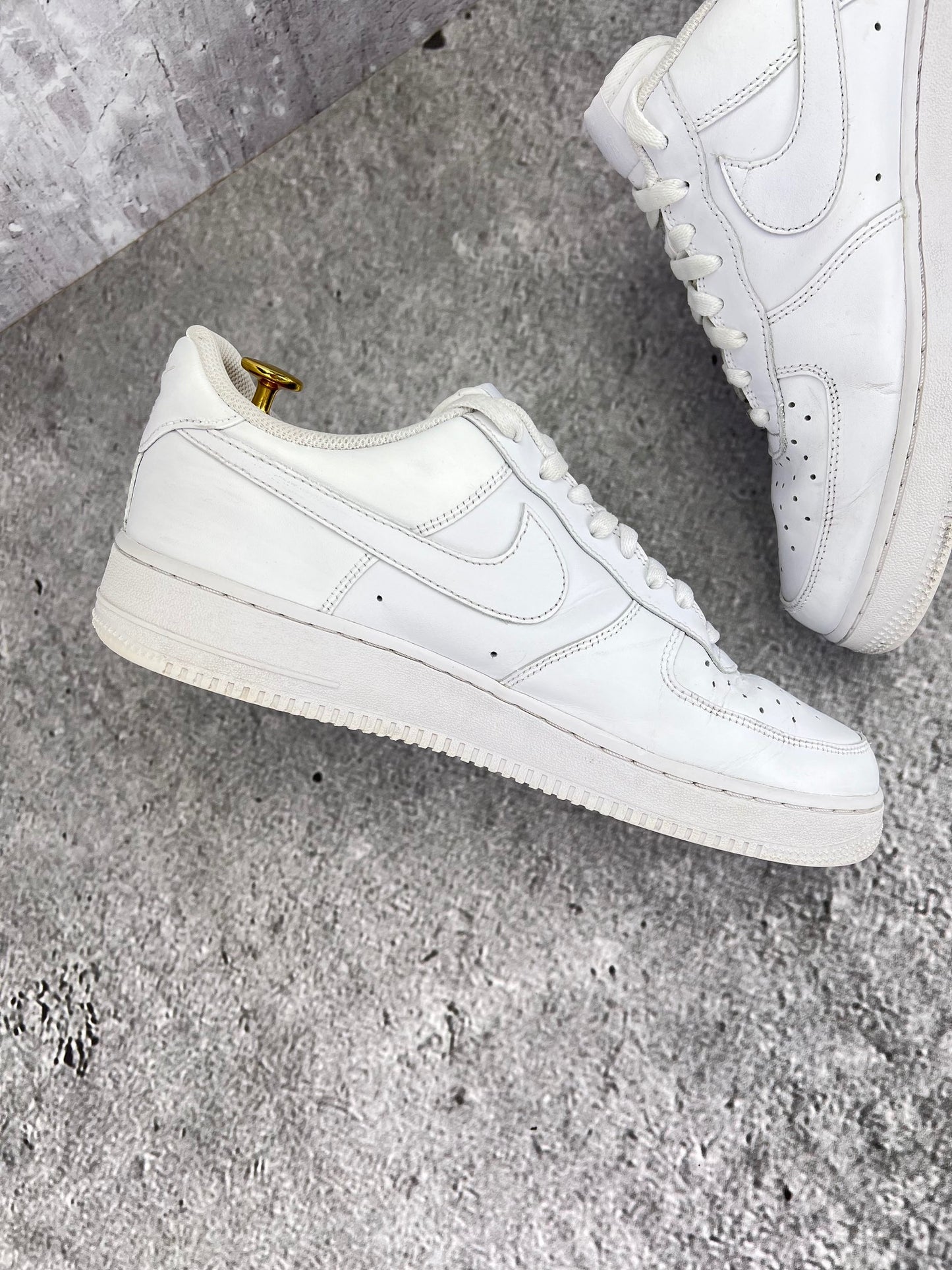 Nike Air Force 1 Low Triple White - buty sportowe, wewnętrzny panel lewego buta