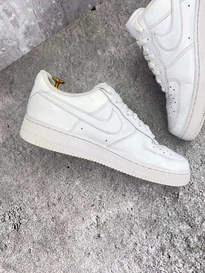 Nike Air Force 1 Low Triple White - buty sportowe, wewnętrzny panel lewego buta