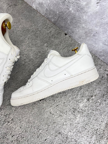 Nike Air Force 1 Low Triple White - buty sportowe, wewnętrzny panel prawego buta
