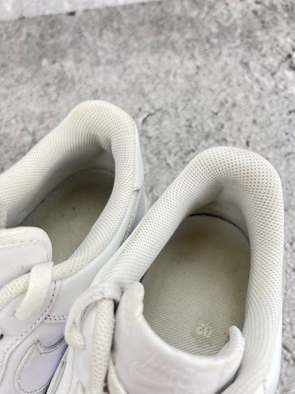 Nike Air Force 1 Low Triple White - buty sportowe, zapiętki butów