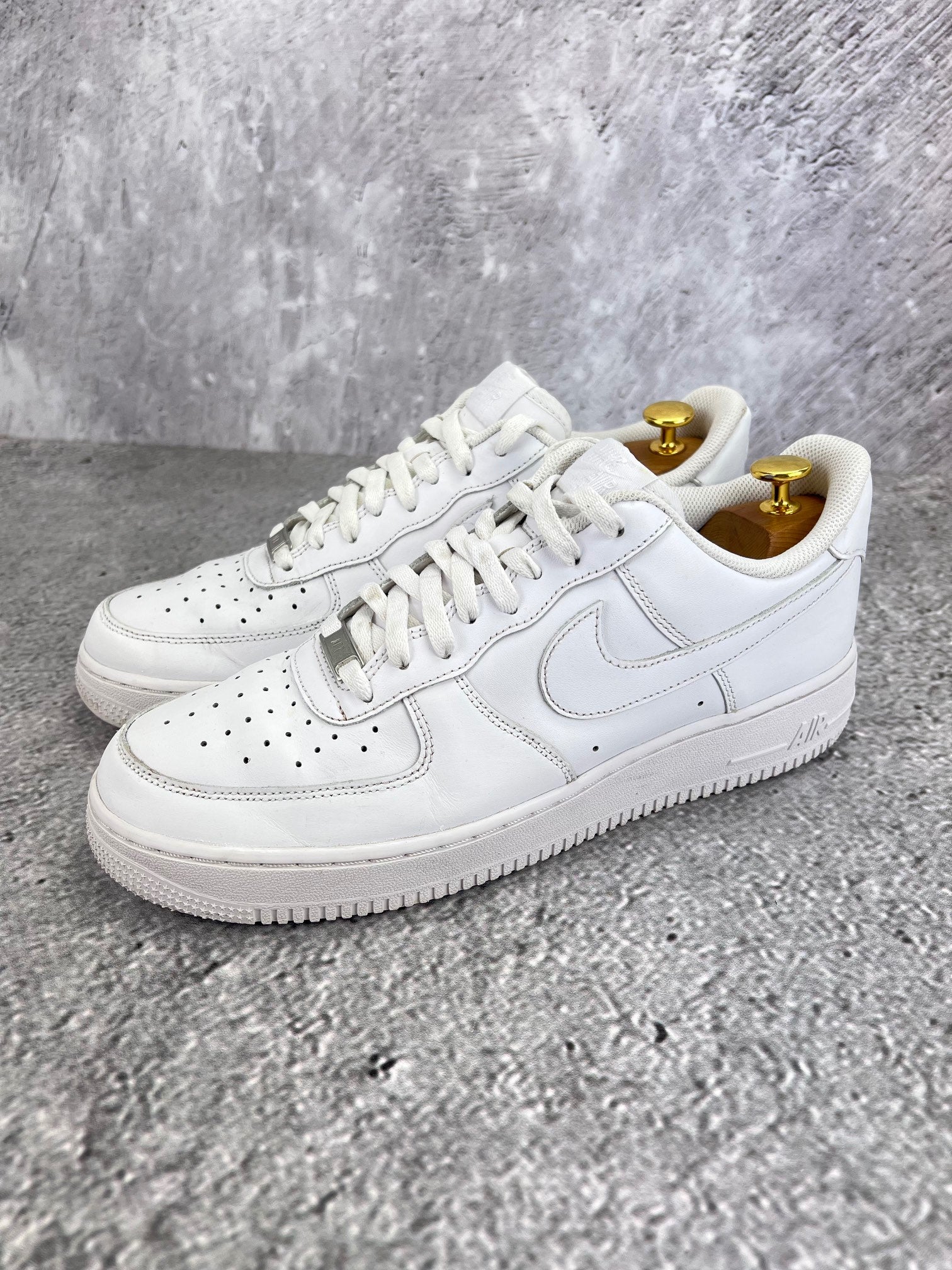 Nike Air Force 1 Low Triple White - buty sportowe, widok z boku na tle studyjnym