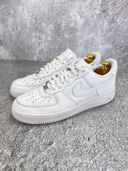 Nike Air Force 1 Low Triple White - buty sportowe, widok z boku na tle studyjnym