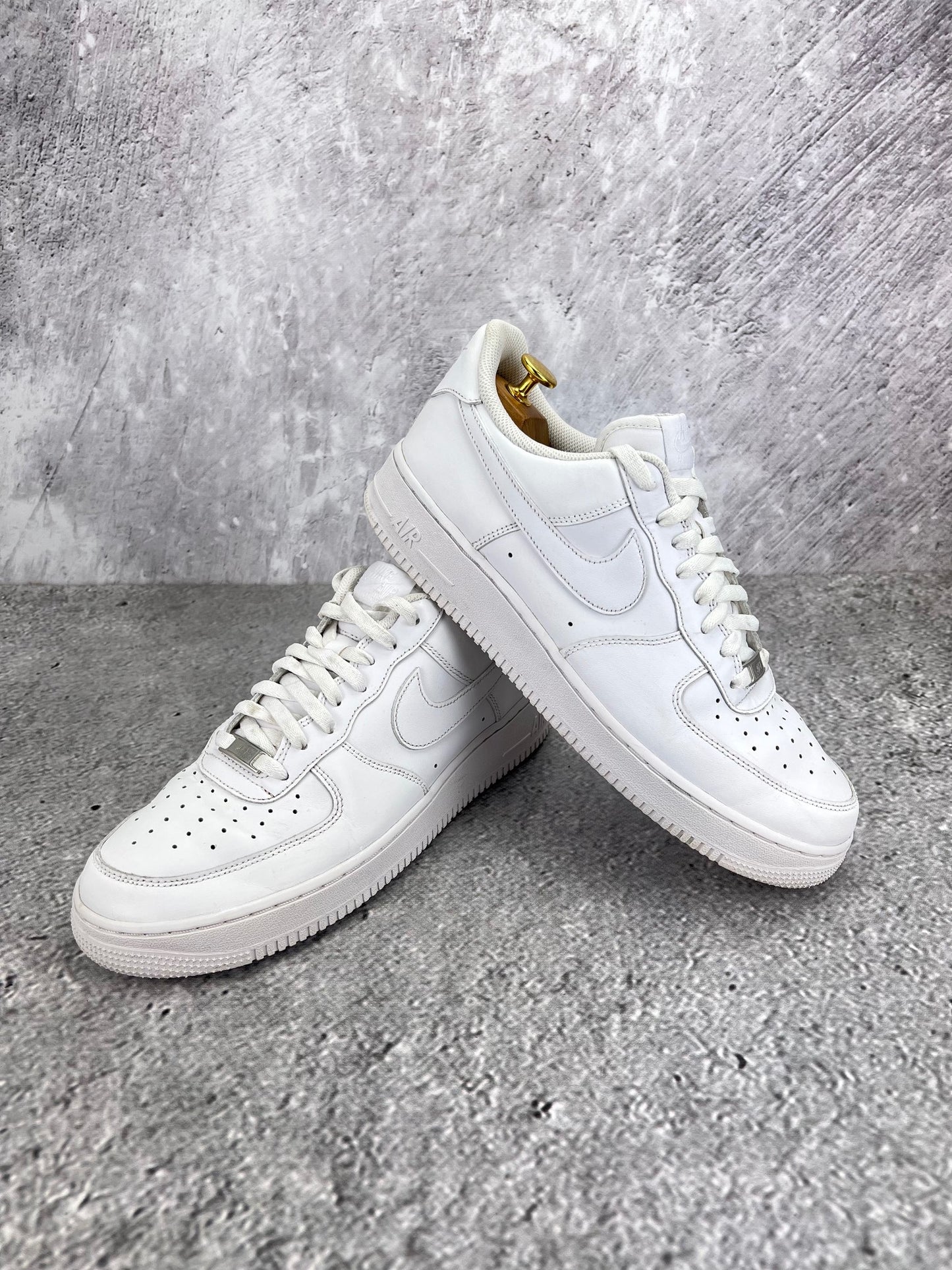 Nike Air Force 1 Low Triple White - buty sportowe, para butów, widok z boku na tle studyjnym