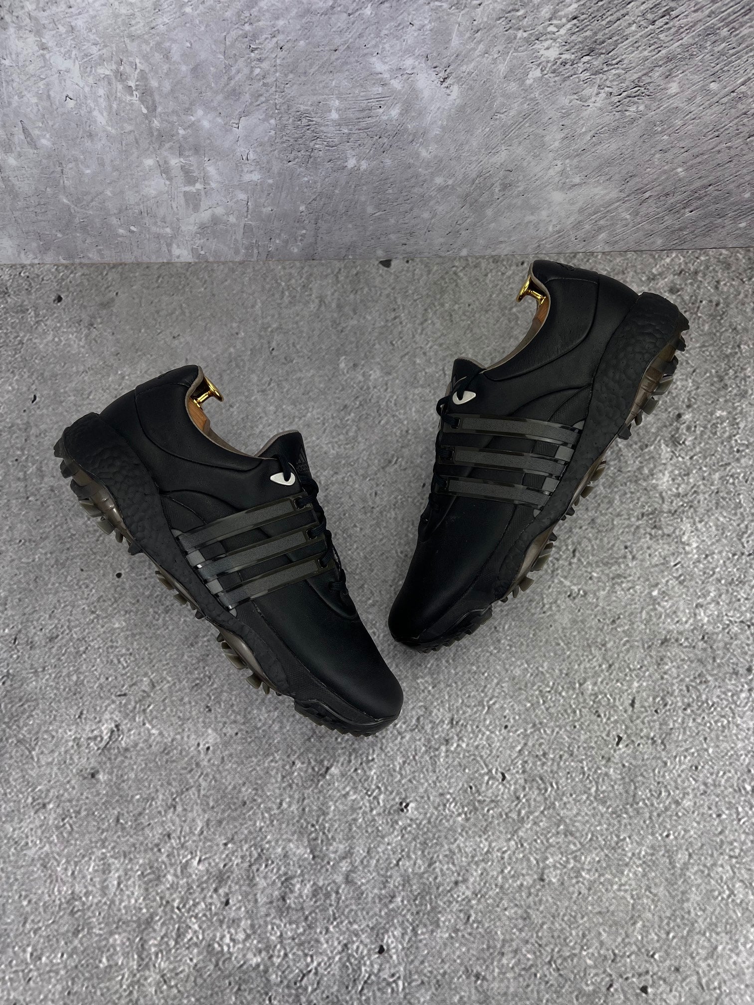 Adidas Tour360 Black Grey - buty sportowe, widok z góry na zewnętrzną stronę butów