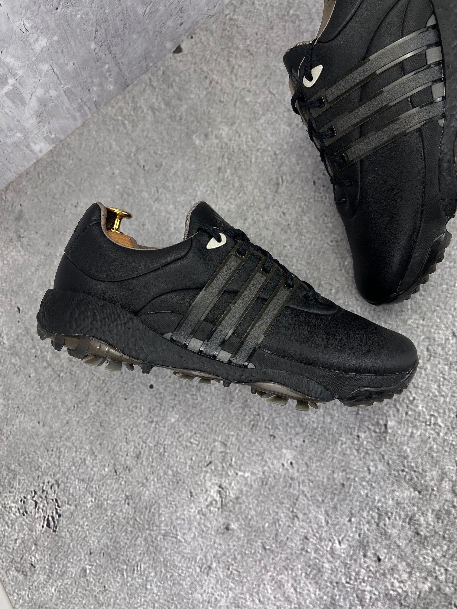 Adidas Tour360 Black Grey - buty sportowe, zewnętrzny panel prawego buta
