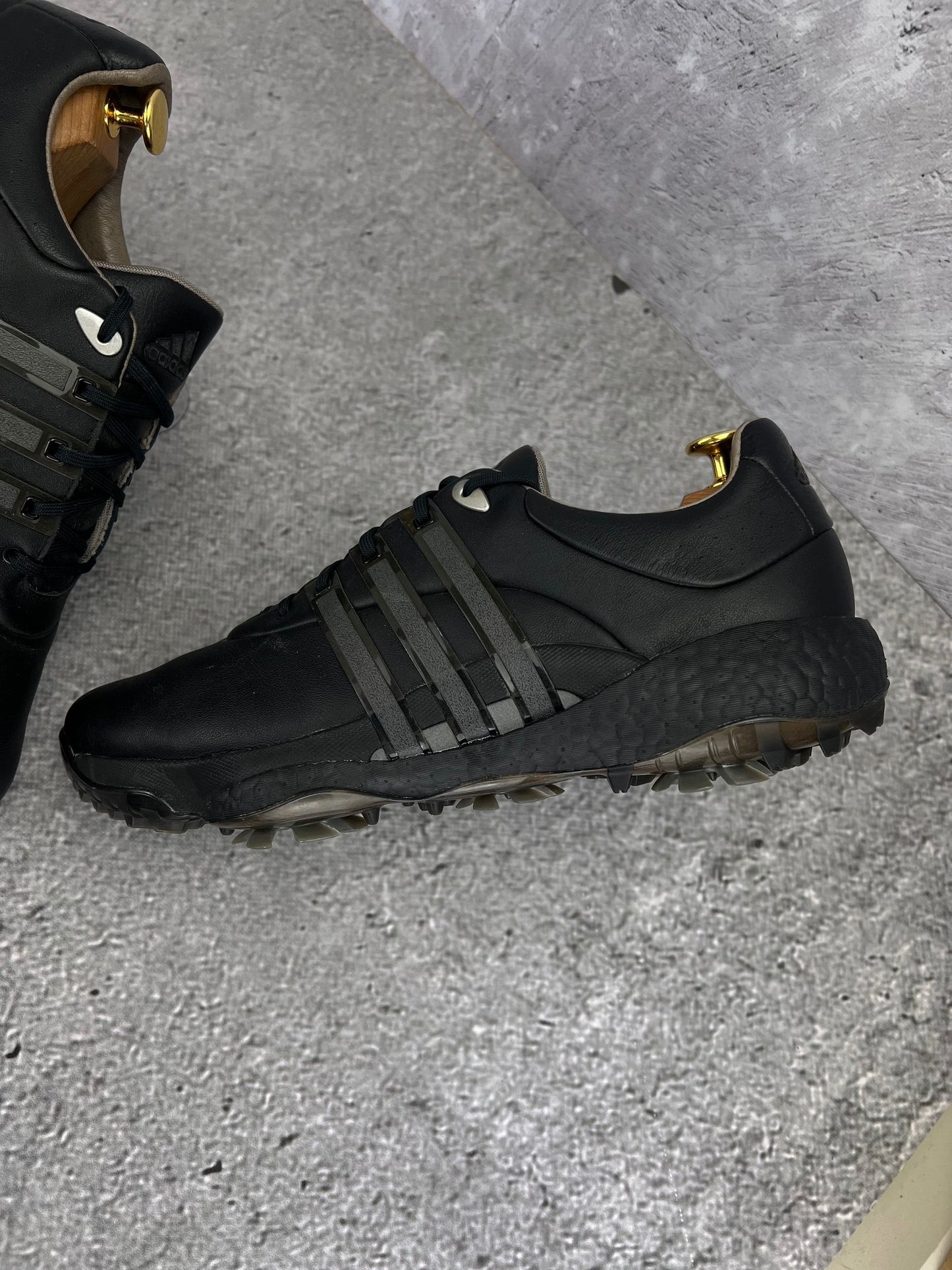 Adidas Tour360 Black Grey - buty sportowe, zewnętrzny panel lewego buta